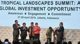 Wapres Jusuf Kalla membuka acara Tropical Landscape Summit (TLS): A Global Investment Opportunity 2015 di Jakarta, Senin (27/4/2015). Aktivis Greenpeace mendukung penuh upaya pemerintah dalam mempromosikan investasi hijau. (Liputan6.com/Faizal Fanani)