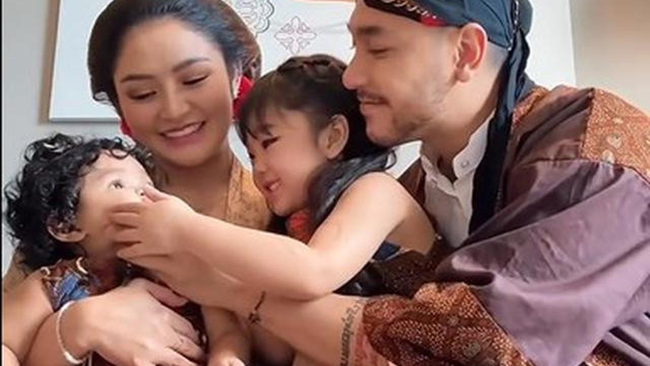 5 Model Baju Adat Jawa di Pemotretan Keluarga Siti Badriah, Elegan dan Serasi
