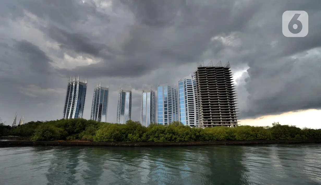 Gedung-gedung bertingkat dengan latar belakang awan cumulonimbus terlihat di perairan Teluk Jakarta, Minggu (10/1/2021). Sejak beberapa hari terakhir, perairan Teluk Jakarta diselimuti cuaca ekstrem yang berbahaya bagi pelayaran dan penerbangan. (merdeka.com/Arie Basuki)