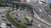 Kondisi arus lalu lintas di Jalan Gatot Subroto, Jakarta, Senin (12/12). Situasi lalu lintas di sejumlah titik Ibu Kota terpantau lancar di sejumlah jalan protokol maupun ruas tol saat libur Maulid Nabi. (Liputan6.com/Immanuel Antonius)