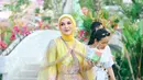 Cocok untuk garden party, bisa pilih ruffle dress motif floral. Padukan dengan hijab segi empat warna senada dengan dress yang digunakan. [@_irishbella_]