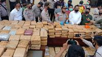 Kapolres Empat Lawang AKBP Wahyu menggelar konferensi pers terkait penangkapan pengedar narkoba jenis ganja seberat 748 Kilogram (Dok. Humas Polres Empat Lawang / Nefri Inge)