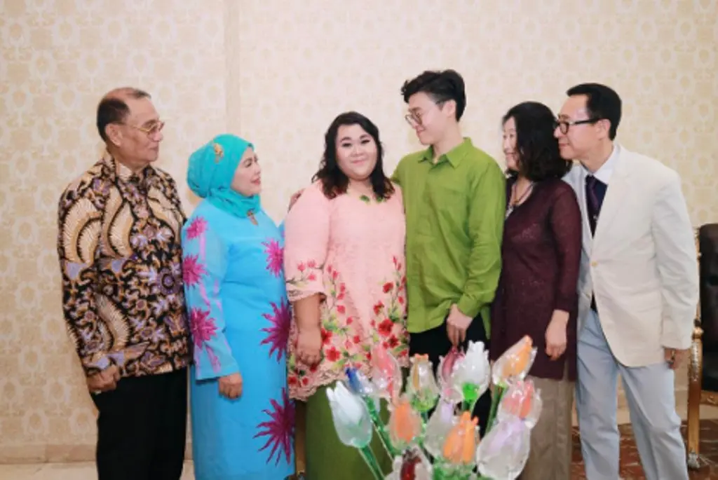 Jun beserta keluarganya melamar Nanda secara resmi di hadapan seluruh keluarga Nanda di Jakarta. (Foto: instagram/veranandaputri)