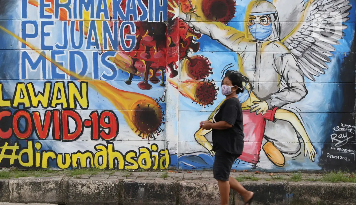 Warga melintasi mural ajakan melawan COVID-19 di Depok, Jawa Barat, Selasa (14/4/2020). Pemprov Jawa Barat akan memulai pembatasan sosial skala besar di Bogor, Depok, Bekasi pada Rabu (15/4) dengan menyiapkan anggaran Rp4 triliun sebagai jaring pengaman sosial. (Liputan6.com/Helmi Fithriansyah)