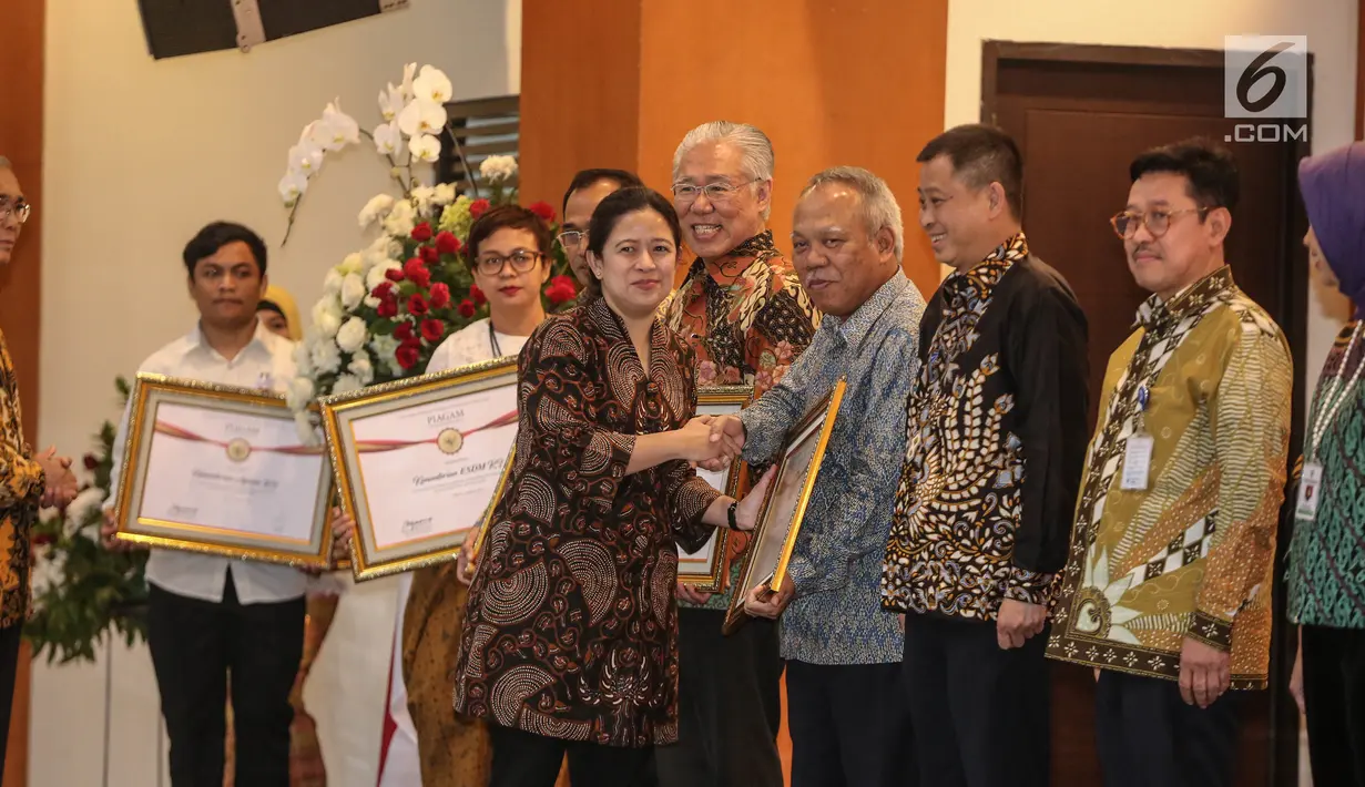 Menko PMK, Puan Maharani memberikan penghargaan Prestasi Penyelenggaraan Lebaran 2017 kepada Menteri PUPR Basuki Hadimuljono di Jakarta, Selasa (1/8). UKP-PIP memberi penghargaan kepada 15 instansi pemerintah. (Liputan6.com/Faizal Fanani)