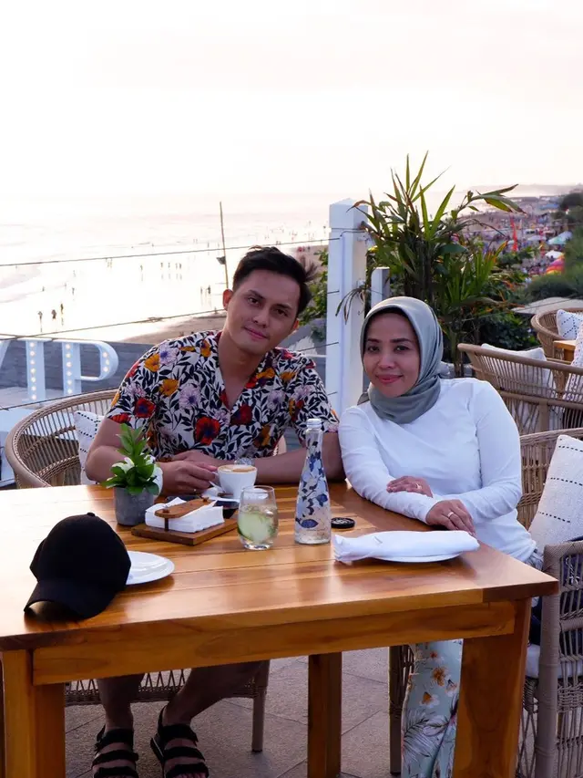 7 Potret Kemesraan Muzdalifah dan Fadel Islami Saat Liburan Ke Bali
