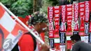 Pendukung Timnas Indonesia berjalan menuju areal Stadion Pakansari, Bogor (3/12). Timnas Indonesia akan melakoni laga semifinal pertama Piala AFF 2016 melawan Vietnam di Stadion Pakansari Kab Bogor. (Liputan6.com/Helmi Fithriansyah)