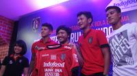 Pemain Bali United, Irfan Bachdim (kedua dari kiri), bicara soal pola hidup sehat pada acara Rumah Indofood, di Jakarta Fair Kemayoran, Sabtu (8/7/2017). (Dokumen Indofood)