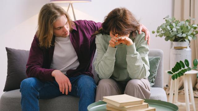 Arti Mimpi Pacar Selingkuh dengan Orang yang Kita Kenal