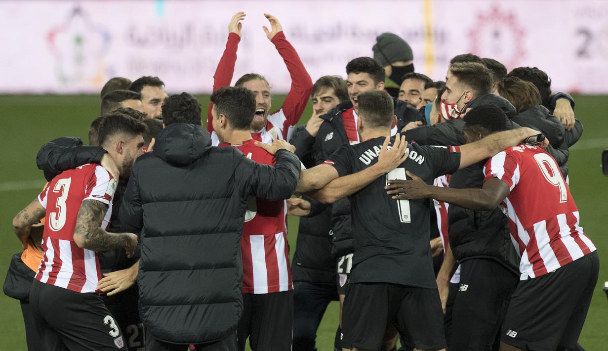 Para pemain Athletic Bilbao merayakan kemenangan 2-1 atas Real Madrid usai berakhirnya laga semifinal Piala Super Spanyol 2020/21 di La Rosaleda Stadium, Malaga, Kamis (14/1/2021). Athletic Bilbao lolos ke final dan akan menghadapi Barcelona. (AFP/Jorge Guerrero)