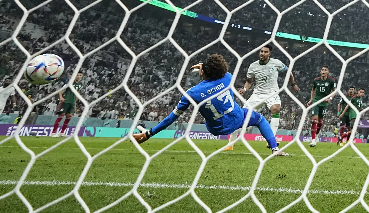 Keasyikan menyerang, pertahanan Meksiko justru lengah. Permainan one-two cepat antara tiga pemain Arab Saudi berhasil mengantarakan Al-Dawsari berhadapan satu lawan satu dengan kiper Ochoa dan mencetak gol di menit ke-90’+6. (AP/Manu Fernandez)