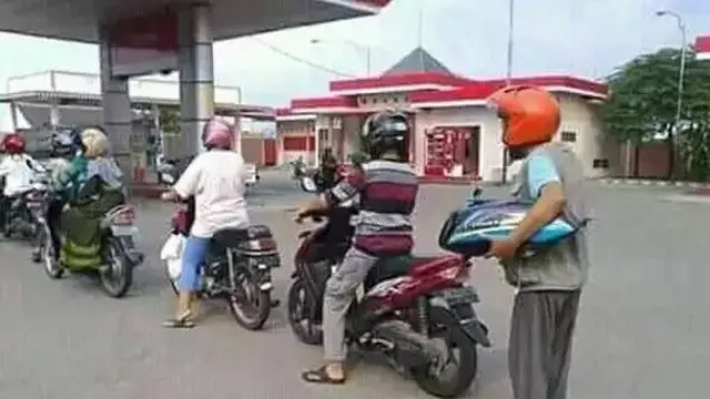 10 Potret Kocak Orang Beli BBM di SPBU Ini Bikin Geleng Kepala