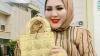 Bos brand skincare asal Makassar, Mira Hayati, pamer tas emas mirip seri Lady Dior. (dok. tangkapan layar TikTok @_mirahayati/https://www.tiktok.com/@_mirahayati/video/7214028256922701083)