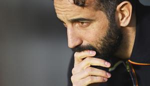 Pelatih Manchester United, Ruben Amorim dalam laga leg 1 babak 16 besar Liga Europa 2024/2025 melawan Real Sociedad di Anoeta Stadium, San Sebastian, Spanyol, Jumat (07/03/2025) dini hari WIB. (AP Photo/Miguel Oses)