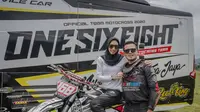 Owner Tim OneSixEight Racing Team Littarahma bersama sang suami, Mevans Sanggramawijaya. (Istimewa)
