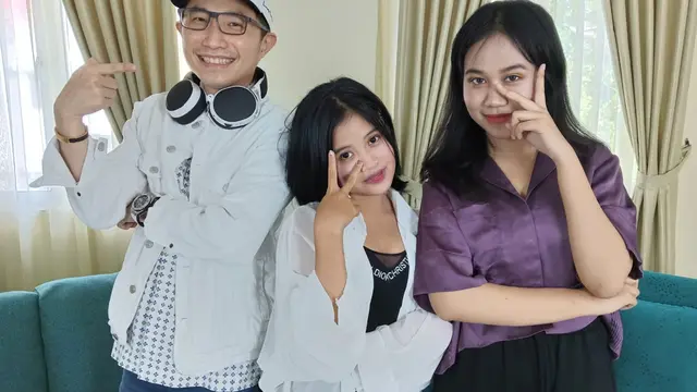 Mayang dan Chika saat berkonsultasi dengan Coach Rheo (ist)