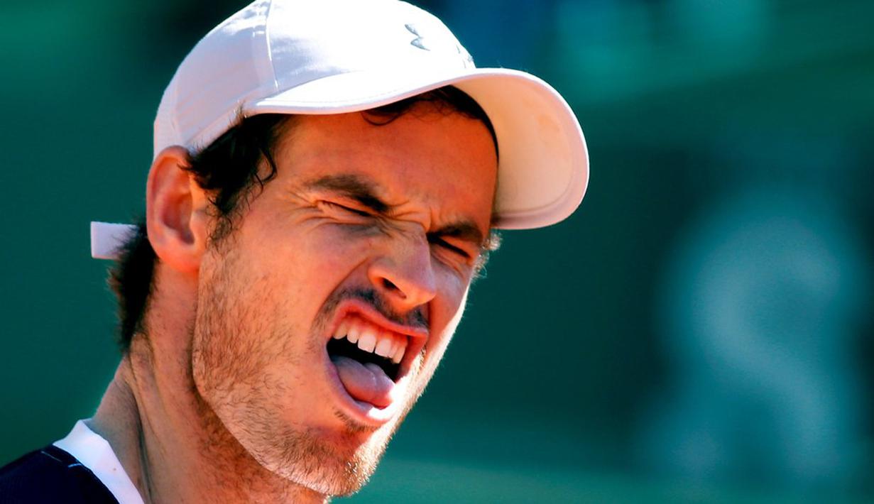 Ekspresi petenis Inggris, Andy Murray, setelah gagal meraih angka saat melawan petenis Prancis, Benoit Paire, dalam turnamen tenis Monte Carlo Masters di Monaco, (14/4/2016). (Reuters/Eric Gaillard)