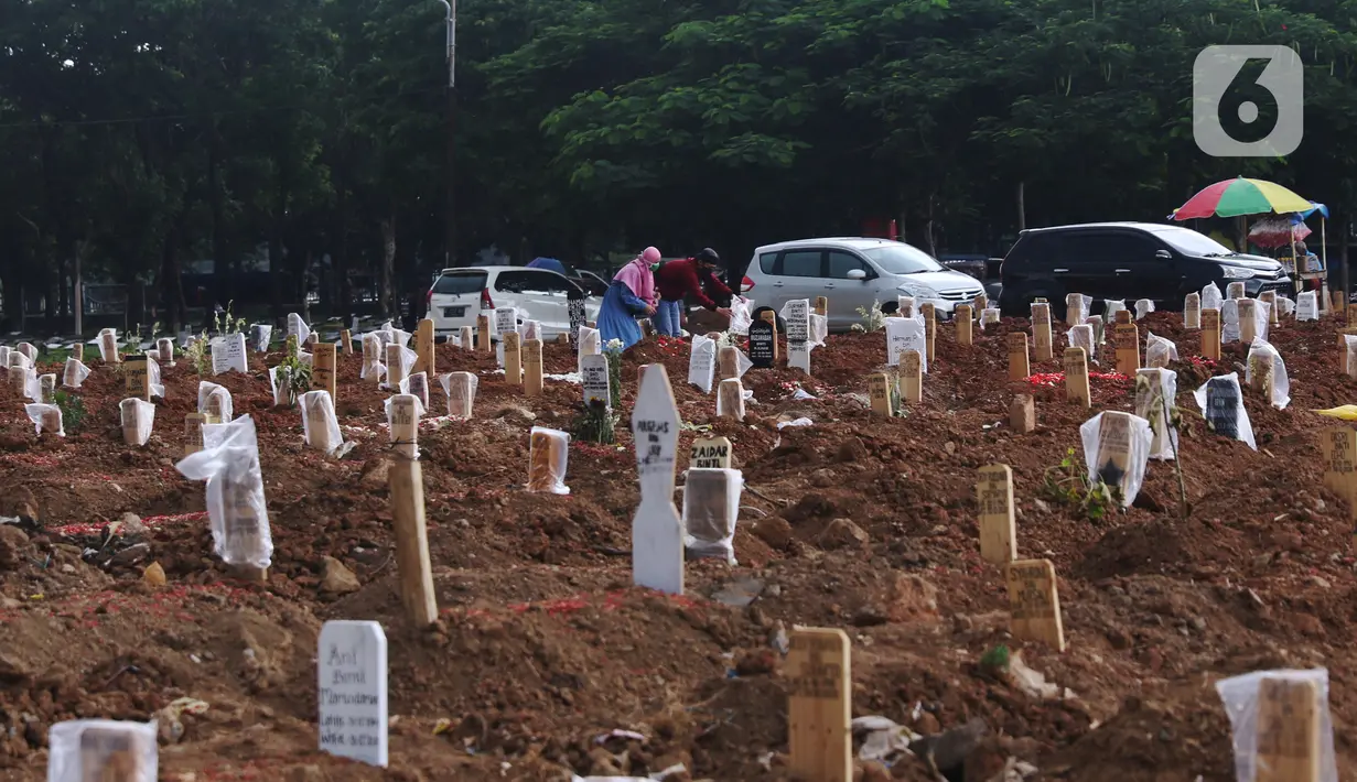 Suasana makam jenazah Covid-19 di TPU Tegal Alur, Jakarta, Minggu (3/12/2021). Pada peringkat kedua kasus harian tertinggi adalah Jawa Barat dengan total 1.167 kasus. (Liputan6.com/Angga Yuniar)