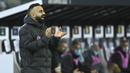 Asisten pelatih Shakhtar Donetsk, Vitor Jose Santos Severino, terus memberi semangat para pemainnya dalam laga lanjutan Liga Champions 2020/21 Grup B melawan Borussia Moenchengladbach di Moenchengladbach, Jerman, Kamis (26/11/2020). Shakhtar kalah 0-4 dari Gladbach. (AFP/Ina Fassbender)