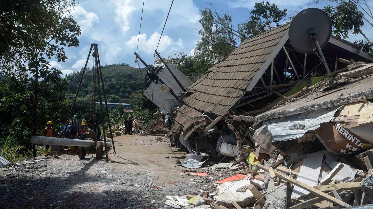 FOTO: Longsor Timbun Kantor Desa dan Rumah Warga di Nagreg Bandung