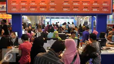 Pengunjung memadati arena Travel Fair 2016 di JCC, Jakarta (30/4). Travel Fair 2016 ini diikuti 48 Travel Agent, 12 Hotel & Resort, 4 National Tourism Organization, 23 Theme Park & Travel Equipment dan 24 Industrial Company.  (Liputan6.com/Johan Tallo)