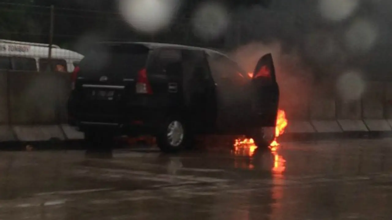 Xenia Terbakar di Tol JORR