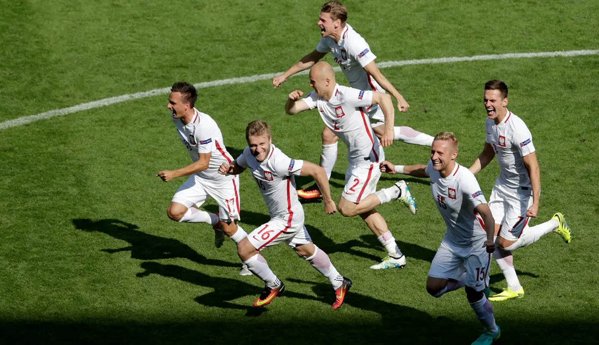 Pemain Polandia berlari menyambut Grzegorz Krychowiak setelah mencetak gol terakhir ke gawang Swiss saat adu penalti pada babak 16 besar Piala Eropa 2016 di Stade Geoffroy-Guichard, Saint-Etienne, (25/6/2016). (EPA/Mast Irham)