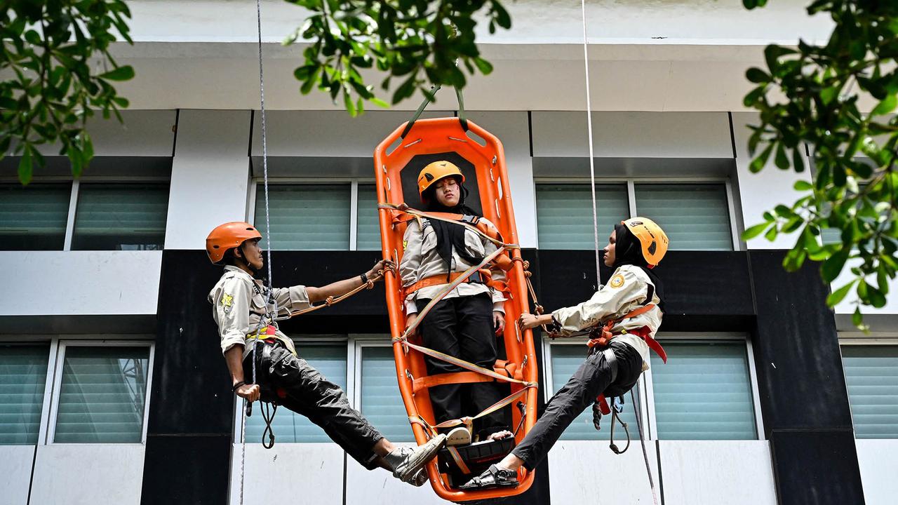 FOTO: Mahasiswa USK Latihan Penyelamatan Vertikal Hadapi Ancaman Gempa dan Tsunami