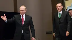Presiden Rusia Vladimir Putin (kiri) mempersilahkan masuk Presiden Turki  Recep Tayyip Erdogan saat berkunjung ke Sochi, Rusia, Rabu (3/5). Konflik Suriah akan menjadi pembahasan utama dari keduanya. (AFP PHOTO /POOL/ Alexander Zemlianichenko)
