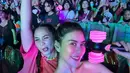 Syahnaz kompak nonton konser bareng Gigi. Syahnaz bak remaja mengenakan strapless top bermotif tie-dye, sedangkan Gigi mengenakan atasan lengan pendek berwarna pink. Foto: Instagram.