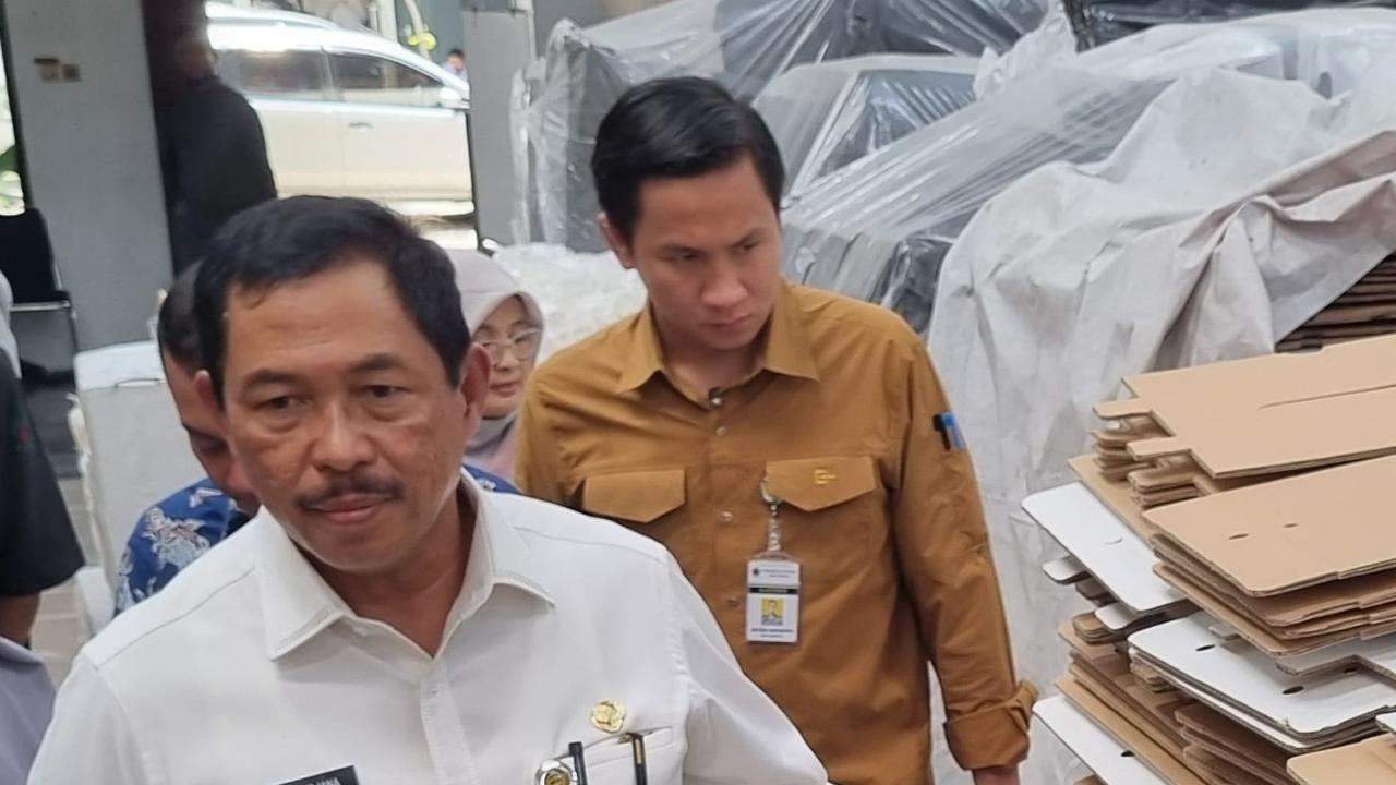 Pj Gubernur Jateng Temukan Ratusan Kotak Suara Rusak di KPU Solo