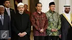 Presiden Joko Widodo foto bersama dengan Grand Syeikh Al Azhar Ahmed Muhammad Ahmed El Tayeb di Istana Merdeka, Jakarta, Senin (22/2). Kunjungan El Tayeb membahas ajaran Islam yang moderat dan rahmatan lil alamin. (Liputan6.com/Faizal Fanani)