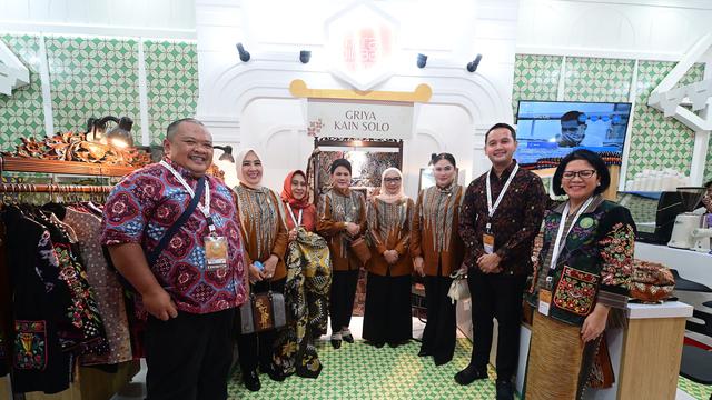 Ibu Negara Iriana Jokowi Belanja Batik dan Gelang di UMKM Binaan Pertamina