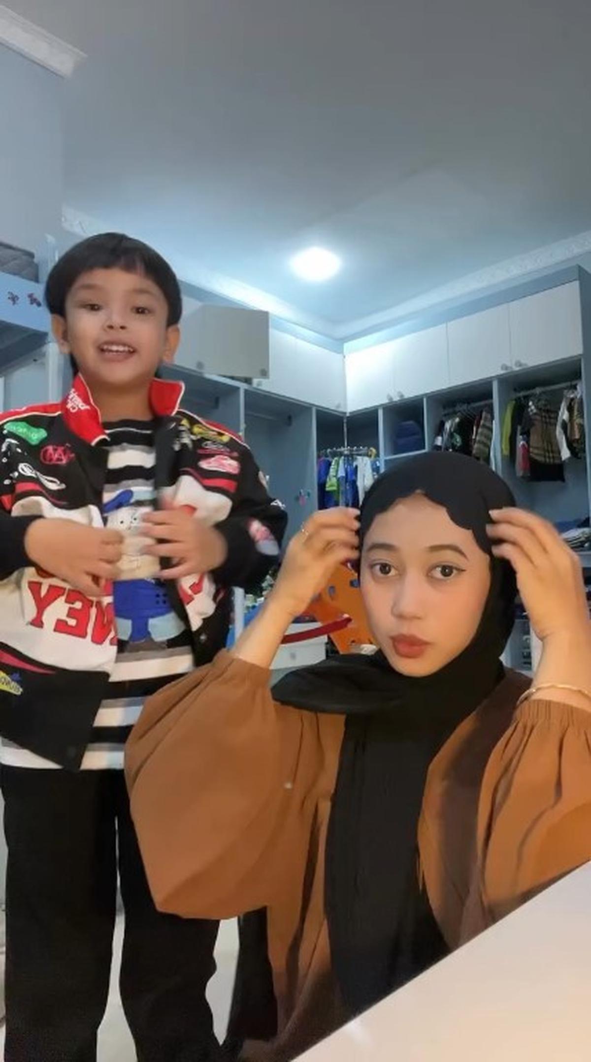 Joget Bareng Pengasuhnya, Gaya Gala Sky bak Anak Bujang - Disebut Jefri Nichol Versi Sachet