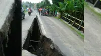 Jembatan ambrol di salah satu wilayah di Indonesia.