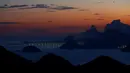 Pemandangan Rio de Janeiro ketika matahari mulai terbenam, dilihat dari Niteroi, Brasil 31 Mei 2016. (REUTERS/Ricardo Moraes)
