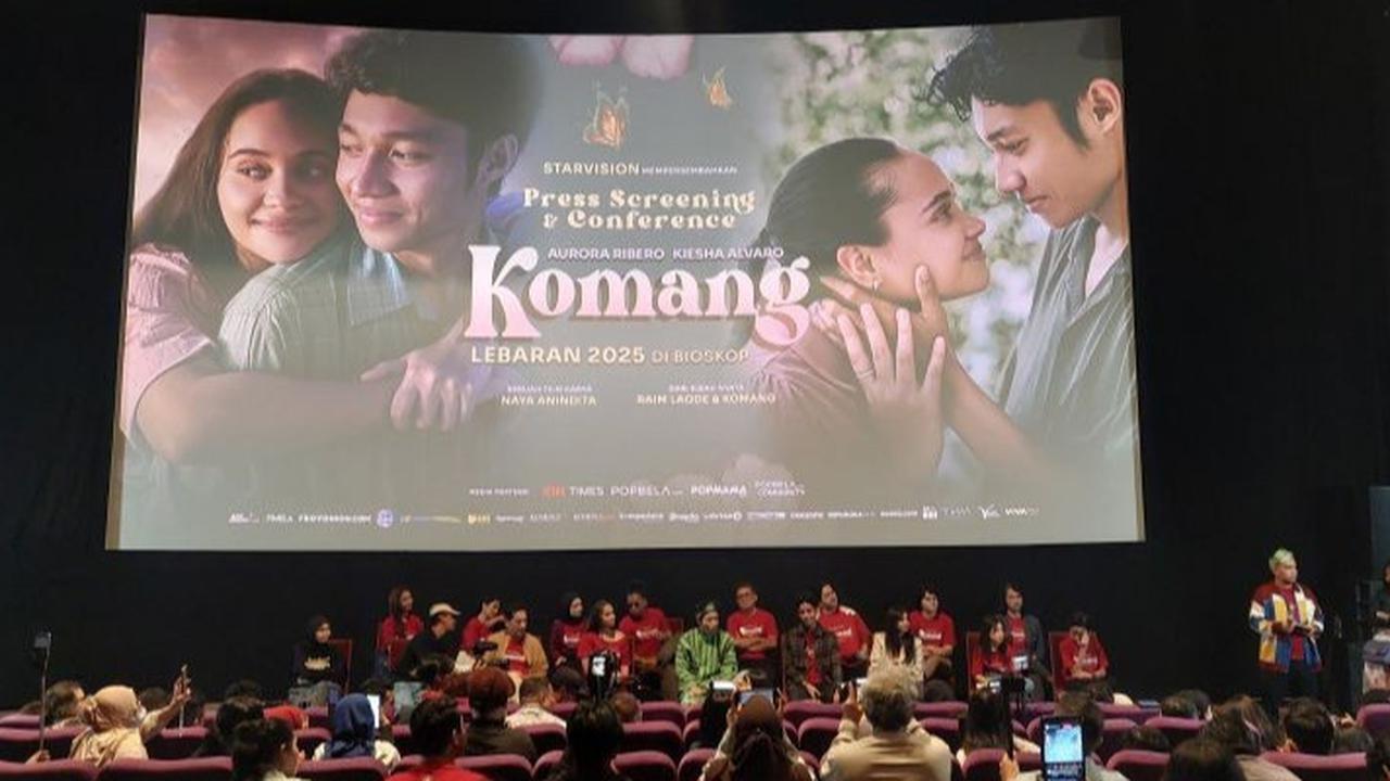 Raim Laode Gandeng Sang Istri Tercinta Hadiri Gala Premiere Film Komang, Tayang di Bioskop saat Lebaran