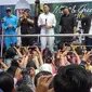 Warkop DKI Reborn Part 2 melakukan promo di sebuah mall di Surabaya. (Aditia Saputra/Liputan6.com)