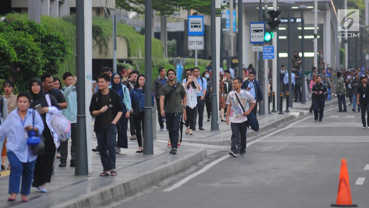 Jalan Ditutup, Para Pekerja di Kawasan Thamrin Harus Berjalan Kaki