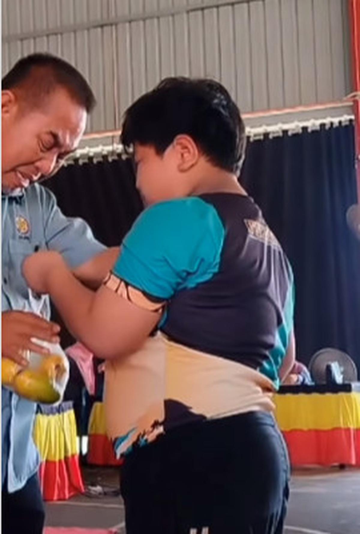 Momen Sedih Anak Yatim Perpisahan dengan Guru yang Selalu Perhatian