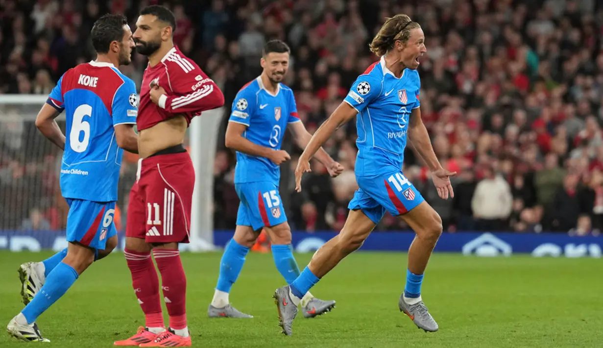 The Reds langsung tancap gas dengan dua gol cepat dari Andy Robertson dan Mohamed Salah di awal babak pertama. Atletico sempat memberi perlawanan lewat gol Marcos Llorente sebelum turun minum. (AP Photo/Jon Super)