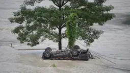 Banjir terjadi di sepanjang Sungai Teesta di Lembah Lachen di negara bagian timur laut, India. (AP Photo/Prakash Adhikari)