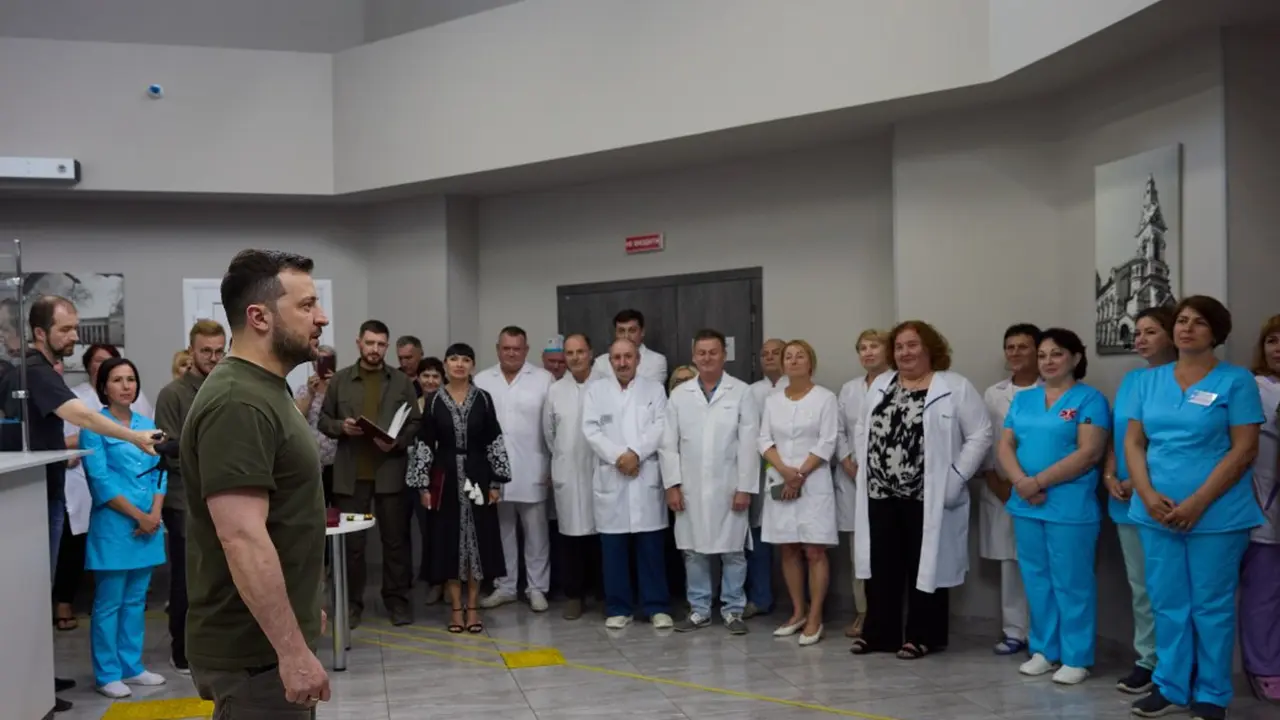 Presiden Ukraina Volodymyr Zelensky blusukan garis depan negaranya di tengah invasi Rusia.