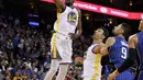 Aksi Kevin Durant #35 mencetak poin saat Golden State Warriors melawan Orlando Magic pada lanjutan NBA Basketball game di Oracle Arena, Oakland, (13/11/2017). Warriors menang 110-100. (Ezra Shaw/Getty Images/AFP)