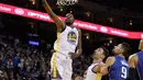 Aksi Kevin Durant #35 mencetak poin saat Golden State Warriors melawan Orlando Magic pada lanjutan NBA Basketball game di Oracle Arena, Oakland, (13/11/2017). Warriors menang 110-100. (Ezra Shaw/Getty Images/AFP)