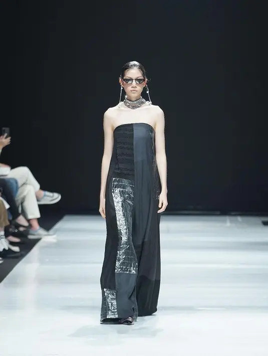 Sebelumnya, Jacey sudah pernah berjalan di panggung peragaan busana membawakan koleksi desainer ternama Tanah Air sepertI Ria Miranda, Danjyo Hiyoji, Sebastian Gunawan, Biyan, hingga Didi Budiardjo. [Foto: IG/jaceyphilana/persona_mgt].