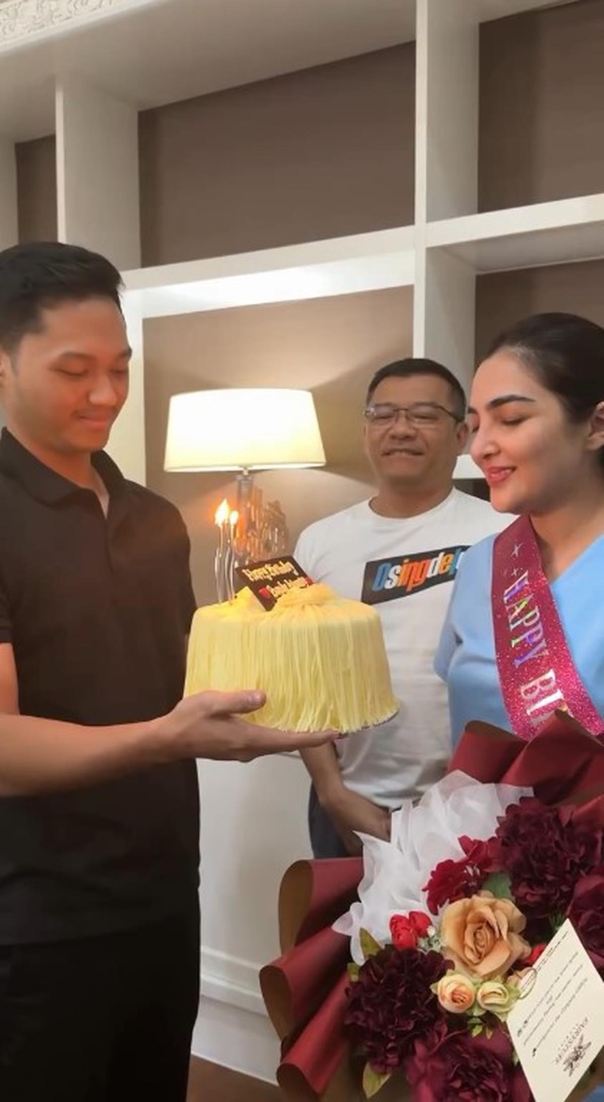 Surprise Ultah ke-41 Ashanty dari Anang Hermansyah dan Azriel, Raut Wajah Bahagia Banget