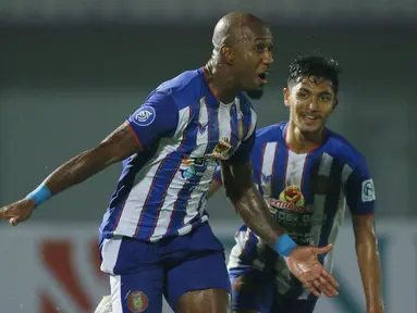 Kegigihan pemain Persiraja akhirnya membuahkan hasil memasuki menit ke-33. Muhammad Rifaldi mengirim umpan lambung yang kemudian diselesaikan lewat sundulan oleh striker Paulo Henrique sekaligus memperdaya kiper Awan Setho. (Foto: Bola.com/M iqbal Ichsan)