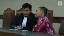 Terdakwa perantara suap Bupati Hulu Sungai Tengah Abdul Latif, Abdul Basit bersama penasehat hukumnya saat sidang putusan di Pengadilan Tipikor, Jakarta, Senin (13/8). Abdul Basit dijatuhi hukuman 4 tahun penjara. (Liputan6.com/Helmi Fithriansyah)