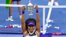 Petenis Jepang Naomi Osaka memegang trofi juara setelah mengalahkan Victoria Azarenka dari Belarusia pada laga final AS Terbuka di Arthur Ashe Stadium, New York, Sabtu (12/9/2020). Naomi Osaka menjadi juara AS Terbuka 2020 lewat pertarungan tiga game dengan skor 1-6, 6-3, 6-3. (AP/Frank Franklin II)